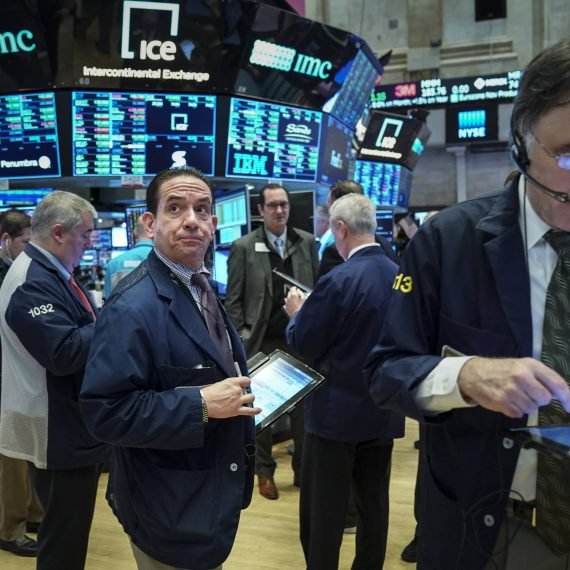 <strong>Stocks, Commodities or Cash? Huge Dilemma as Stock Indexes hit their Lowest in 2022</strong>